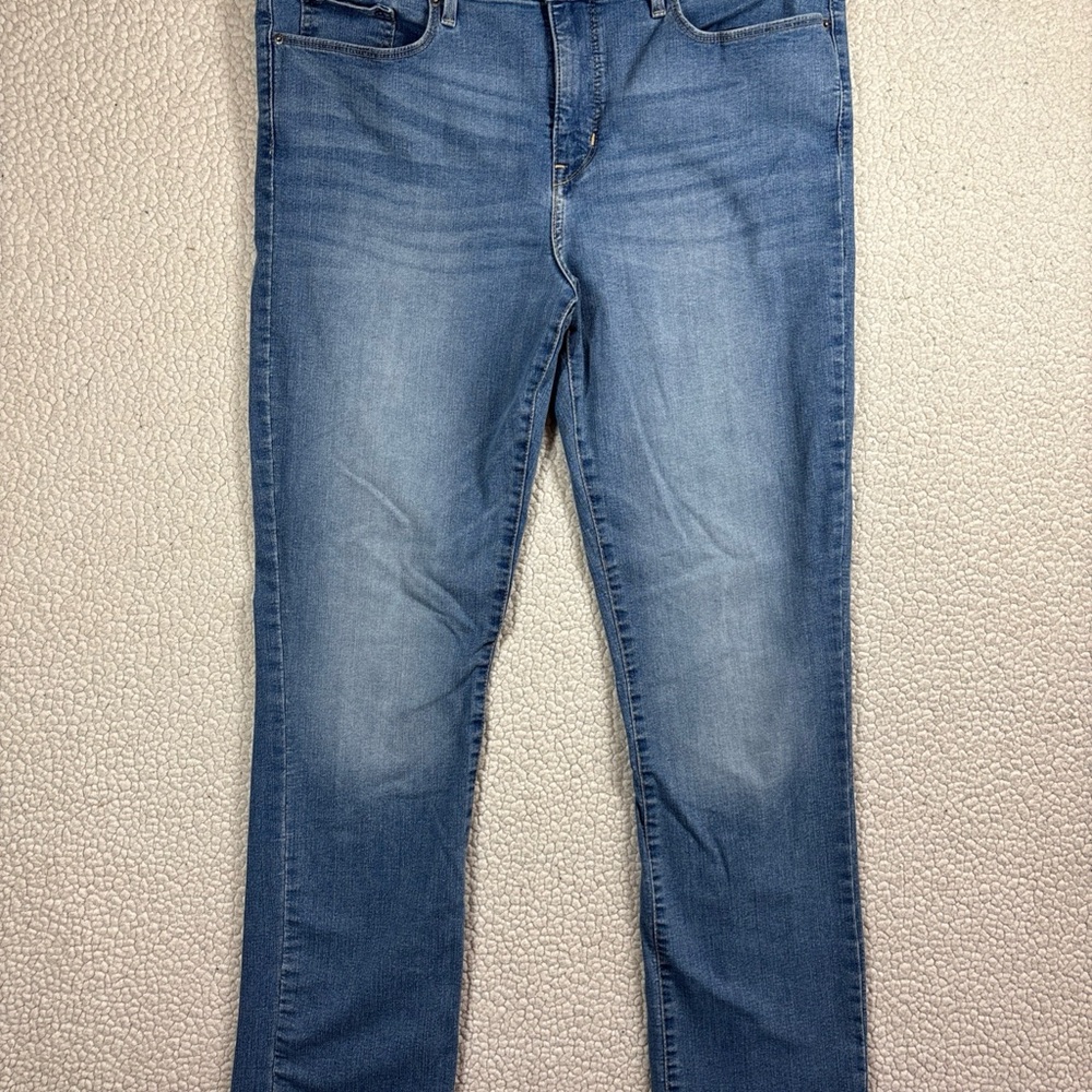 Signature Levi Strauss Totally Shaping Straight Jeans Women 14M Flattering Fit